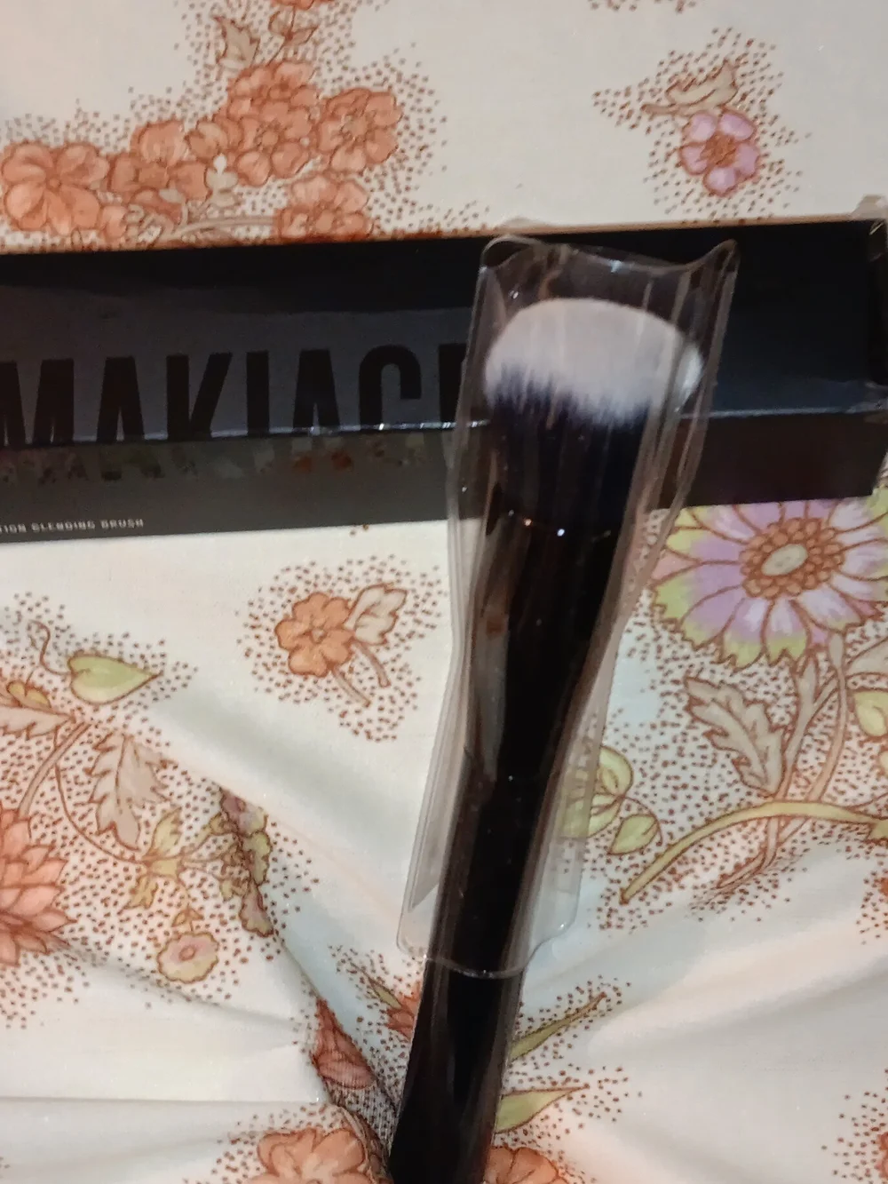 IL Makiage Foundation Brush #100 with Black Handle and White-Tipped Bristles
